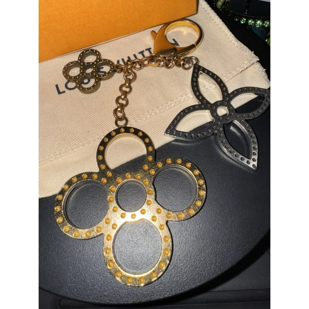 Louis Vuitton Flower key Chain Motif , Dust Bag, Box, COA - Picture 7 of 8